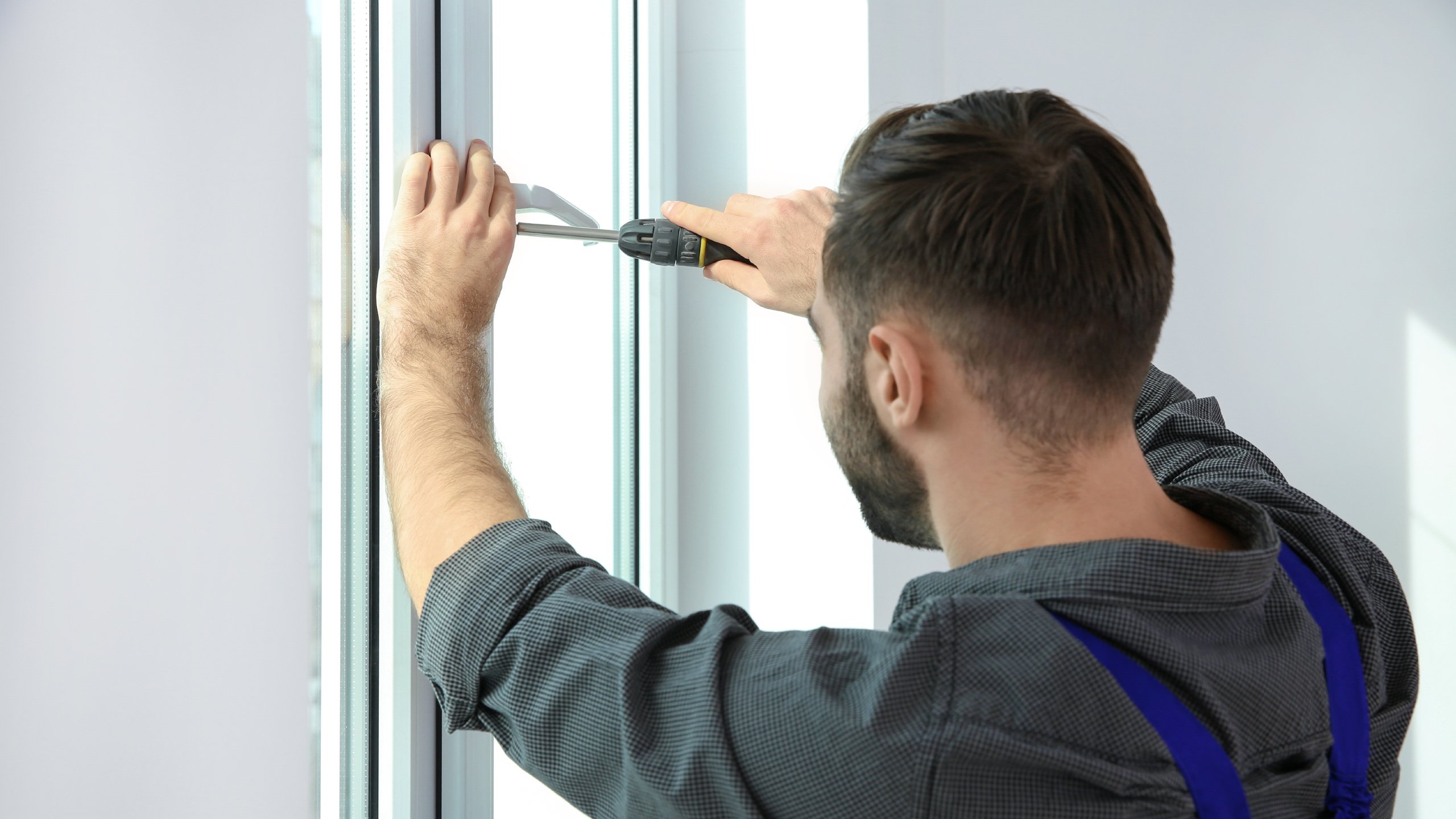 Handwerker repariert ein Fenster von Origer