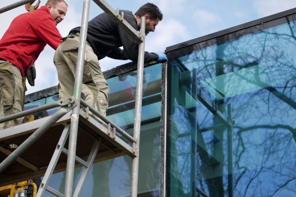Handwerker bauen Fenster ein